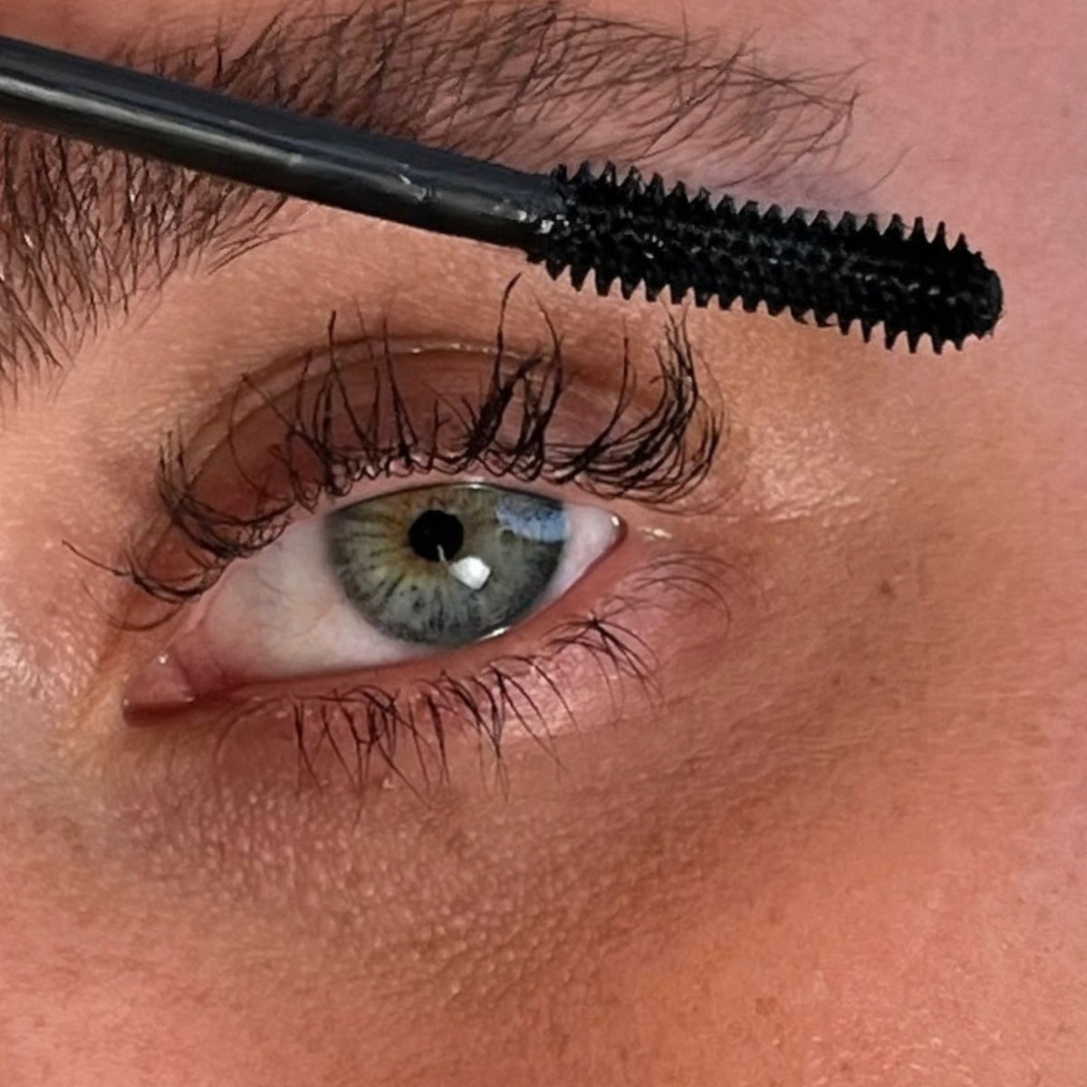 MASCARA VOLUME & CURL (WITH EYELASH SERUM)