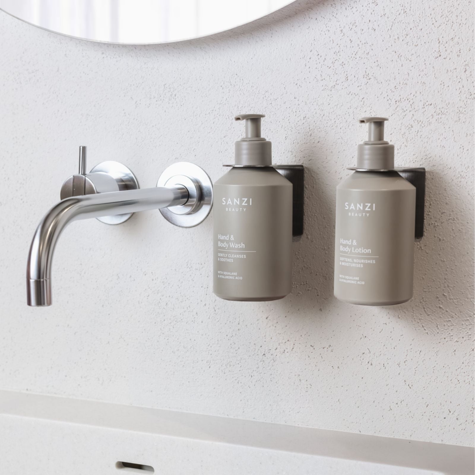 PAKKE: BODY WASH + BODY LOTION + BOTTLE HANGERS (SILVER)